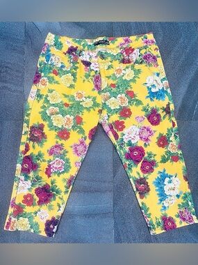 Vintage 90’s Floral Capri Pants jewel details Sz 11/12